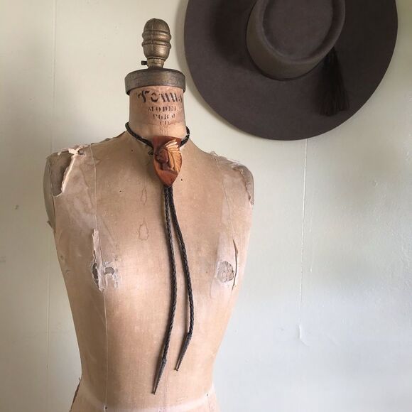 HAND CARVED Vintage 1970’s Indian Chief Bolo Tie - Picture 1 of 8